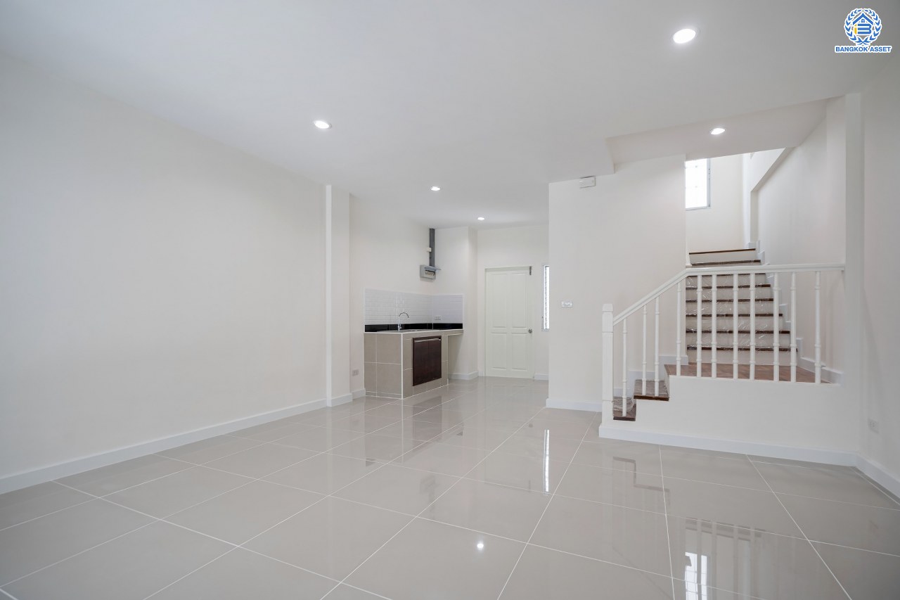 บ้านมือสองตกแต่งใหม่ โครงการ บ้านกลางเมืองสวิสทาวน์ เกษตร-นวมินทร์ แบรนด์ AP เนื้อที่ 20 ตร.ว. ฟังก์ชัน 3 ห้องนอน 3 ห้องน้ำ จอดรถได้ 2 คัน สภาพแวดล้อมเยี่ยม เชื่อมต่อ ถ.พหลโยธิน, ถ.เกษตร-นวมินทร์ ใกล้ ม.เกษตร, รถไฟฟ้าสายสีเขียว "สถานีมหาวิทยาลัยเกษตรศาสตร์" และทางด่วน "รามอินทรา-อาจณรงค์"